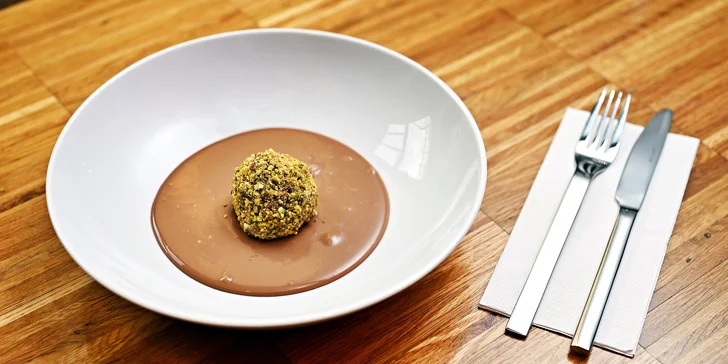 Tříchodové menu pro dvě osoby: carpaccio, hovězí líčka i dezert ze zmrzliny