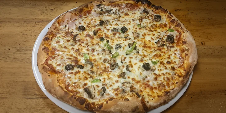 Dvě velké pizzy a jedna malá pizza podle výběru u krásného statku
