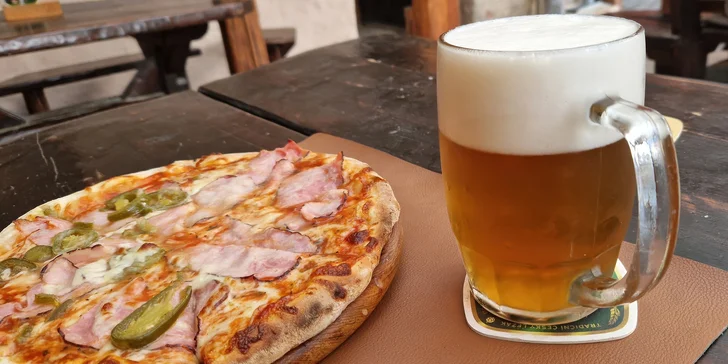 Dvě velké pizzy a jedna malá pizza podle výběru u krásného statku