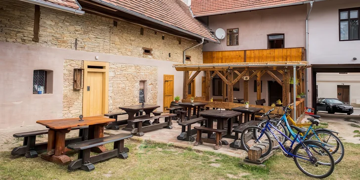 Dvě velké pizzy a jedna malá pizza podle výběru u krásného statku