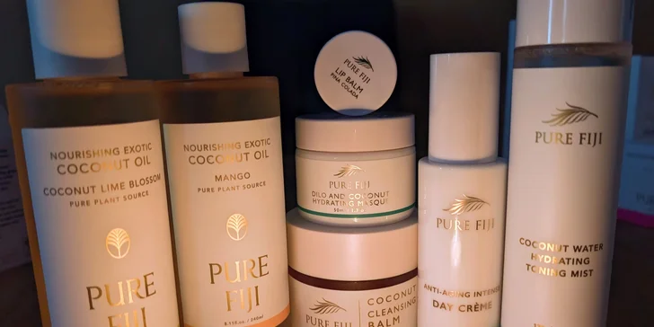 Masáž bolavých zad nebo nohou či manuální lifting obličeje s peelingem