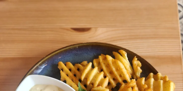 Otevřený voucher do kavárny s minisýrárnou: dobroty, lehké obědy i káva a víno