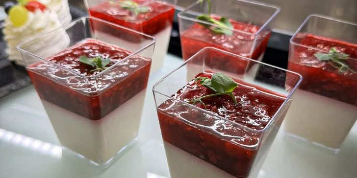 Rozmazlete se: káva nebo horká čokoláda a zákusek v kavárně RestArt