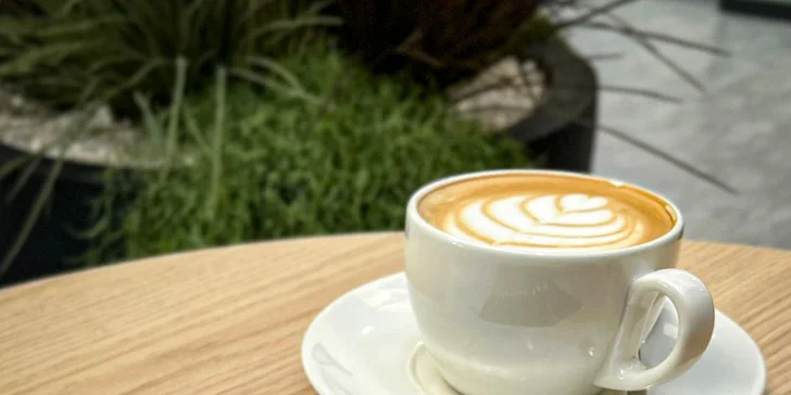 Rozmazlete se: káva nebo horká čokoláda a zákusek v kavárně RestArt