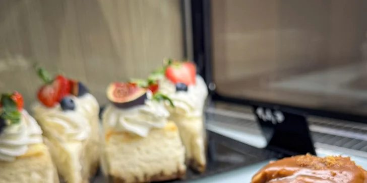 Rozmazlete se: káva nebo horká čokoláda a zákusek v kavárně RestArt