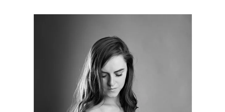 Těhotenské focení pro nastávající maminky i tatínky v ateliéru nebo venku