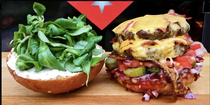 Parádní nálož: dvojitý cheeseburger či Z. B. B. burger v menu i s hranolky pro 2