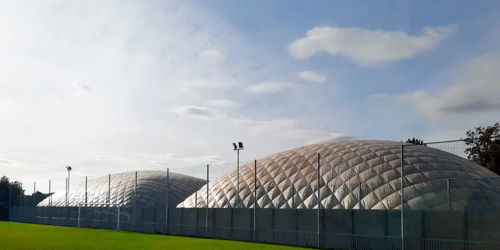 Hodina tenisu na kurtu v hale s profesionálním trenérem pro 1 osobu