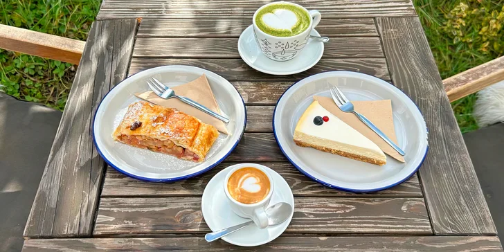 Vyrazte za dobrotou: dezert a nápoj pro 1 či 2 osoby v Bystro Cafe