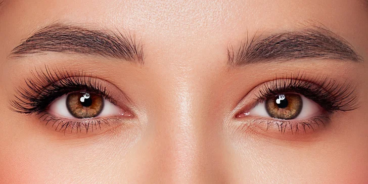 Dokonalé prodloužení řas: metoda řasa na řasu i procedura až do 8D