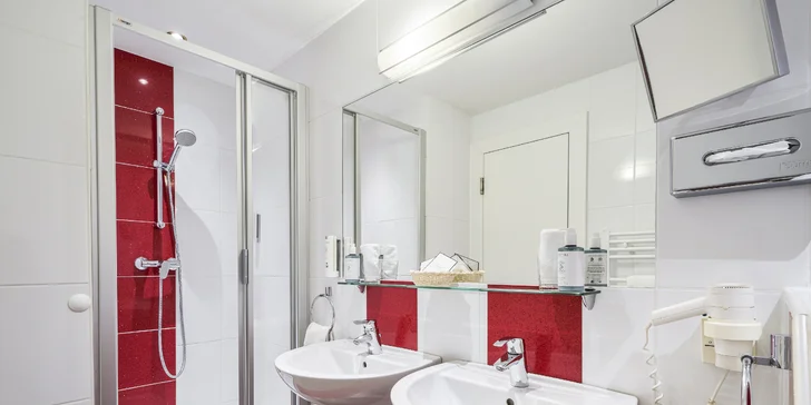 Hotel na břehu Wolfgangsee: plovoucí vířivka, bazény i sauny, snídaně a čtyřchodová večeře