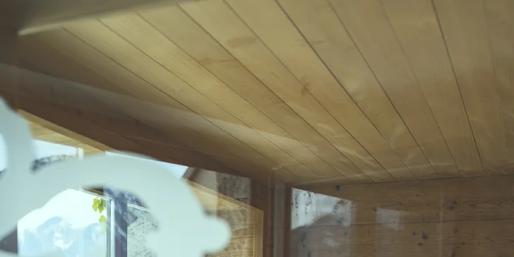 Hotel na břehu Wolfgangsee: plovoucí vířivka, bazény i sauny, snídaně a čtyřchodová večeře