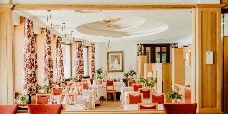 Hotel na břehu Wolfgangsee: plovoucí vířivka, bazény i sauny, snídaně a čtyřchodová večeře