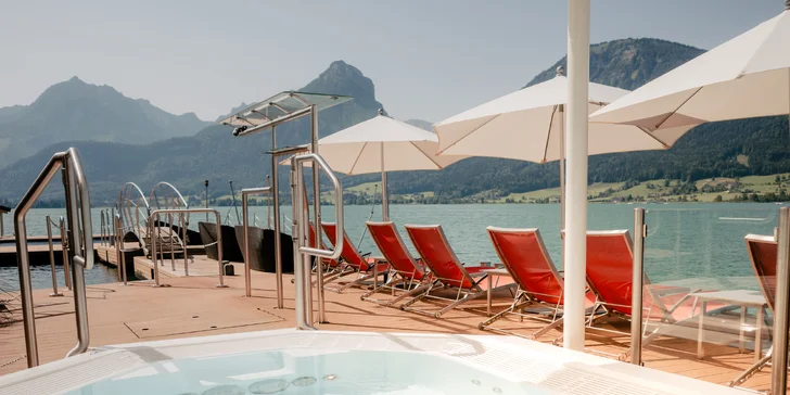 Hotel na břehu Wolfgangsee: plovoucí vířivka, bazény i sauny, snídaně a čtyřchodová večeře
