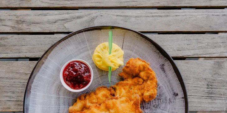 Hotel na břehu Wolfgangsee: plovoucí vířivka, bazény i sauny, snídaně a čtyřchodová večeře