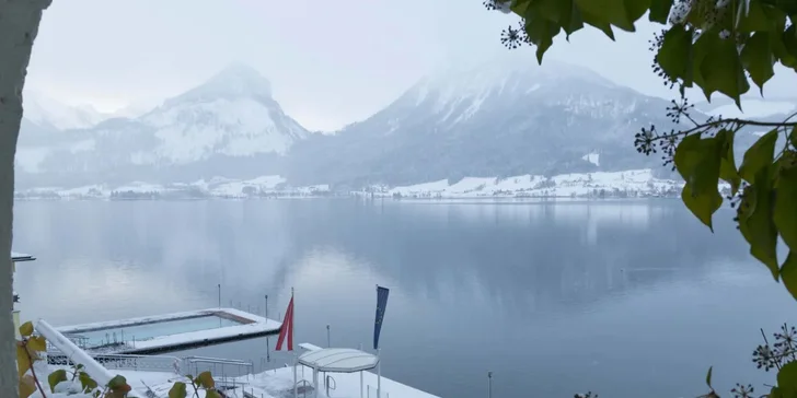 Hotel na břehu Wolfgangsee: plovoucí vířivka, bazény i sauny, snídaně a čtyřchodová večeře