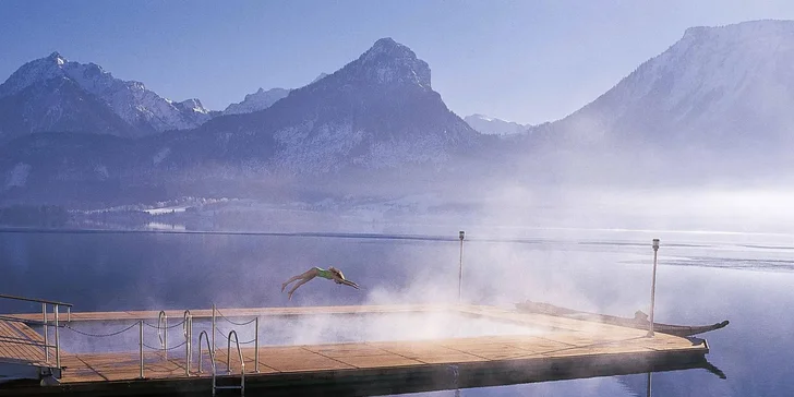 Hotel na břehu Wolfgangsee: plovoucí vířivka, bazény i sauny, snídaně a čtyřchodová večeře