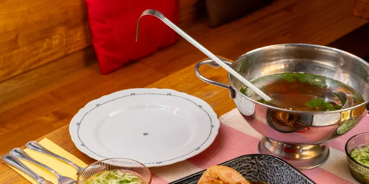 Rodinný oběd v Ostravě pro 4 osoby: tříchodové menu včetně polévky a dezertu