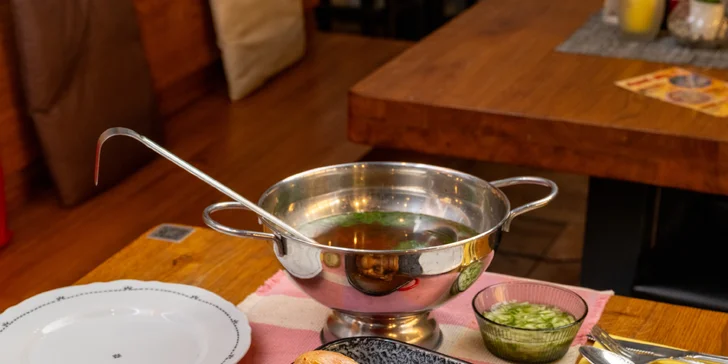 Rodinný oběd v Ostravě pro 4 osoby: tříchodové menu včetně polévky a dezertu