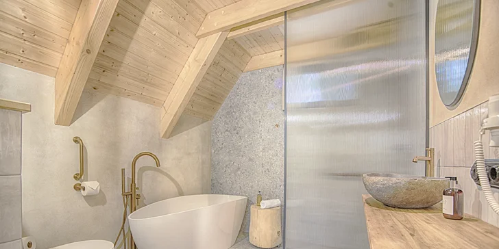 Boutique wellness resort u Opole: zátoka Bajka s písčitou pláží, strava i zábava pro děti