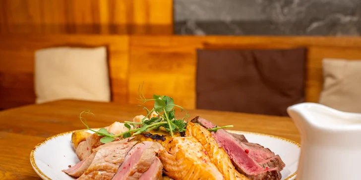 Steakový talíř pro 1-4 osoby: grilovaný losos, panenka, rump i přílohy