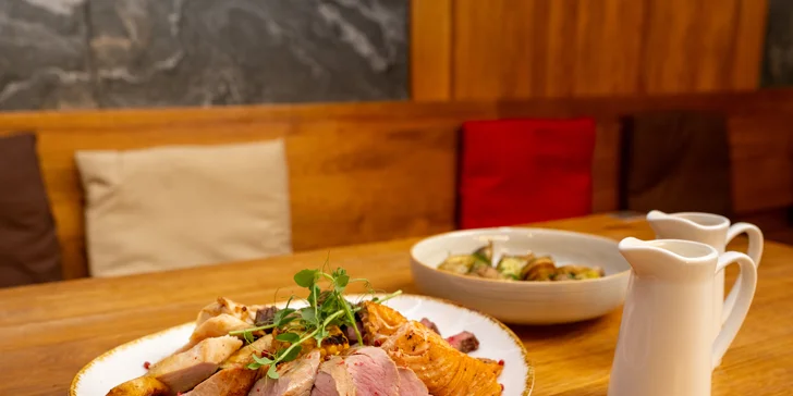 Steakový talíř až pro 4 os.: rump, panenka, losos i pečené brambory a omáčky