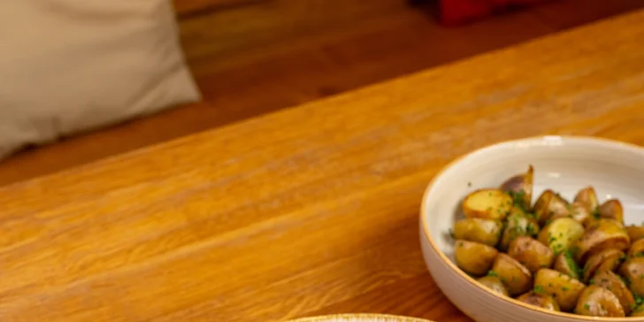 Steakový talíř pro 1-4 osoby: grilovaný losos, panenka, rump i přílohy