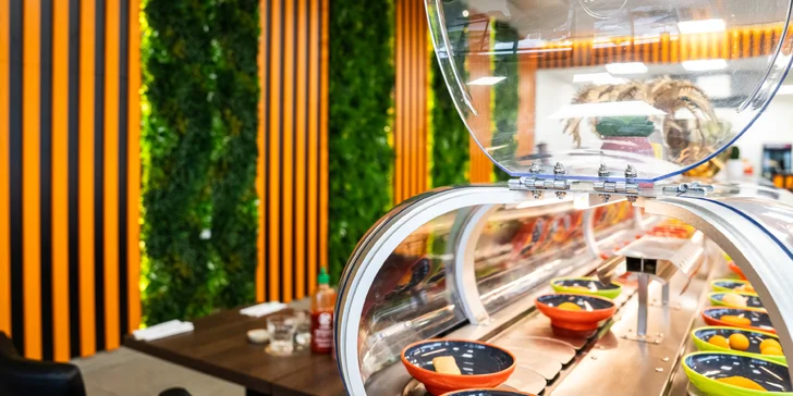 Running sushi: snězte, co stihnete během 90 minut v moderní asijské restauraci