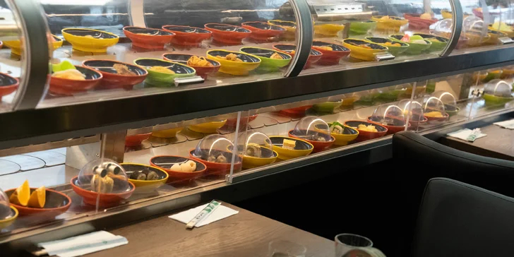 Running sushi: snězte, co stihnete během 90 minut v moderní asijské restauraci