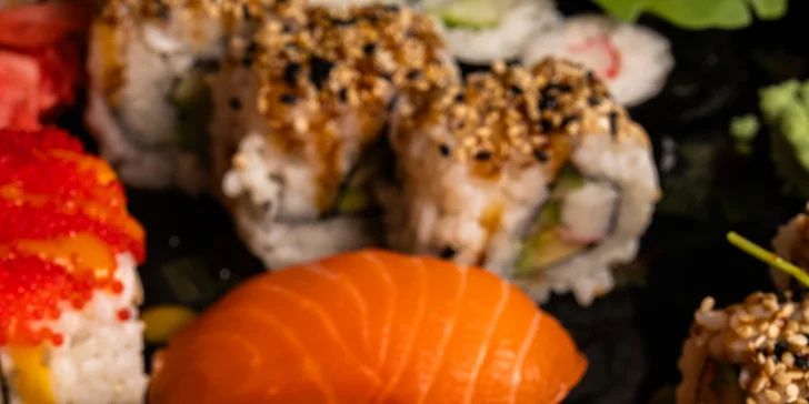 Running sushi: snězte, co stihnete během 90 minut v moderní asijské restauraci