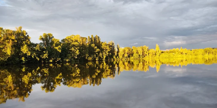 Zážitková plavba po Vltavě do Roztok a zpět: staňte se kapitánem na den