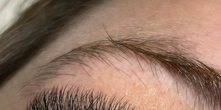 Dokonalé prodloužení řas: metoda řasa na řasu i procedura až do 8D