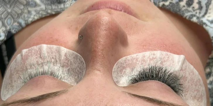 Dokonalé prodloužení řas: metoda řasa na řasu i procedura až do 8D