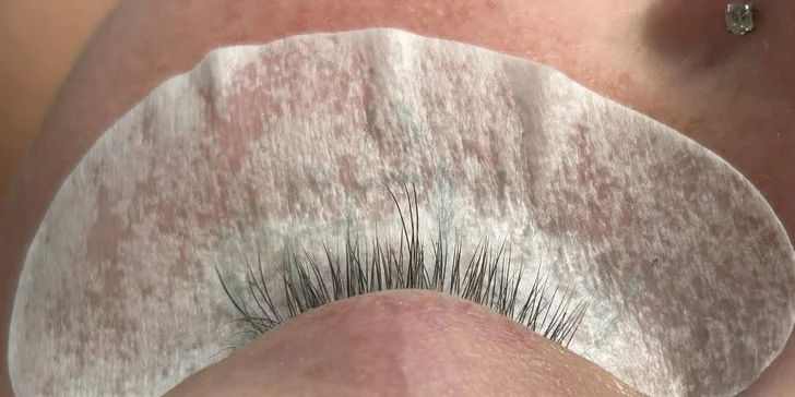 Dokonalé prodloužení řas: metoda řasa na řasu i procedura až do 8D