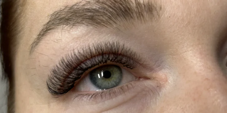 Dokonalé prodloužení řas: metoda řasa na řasu i procedura až do 8D