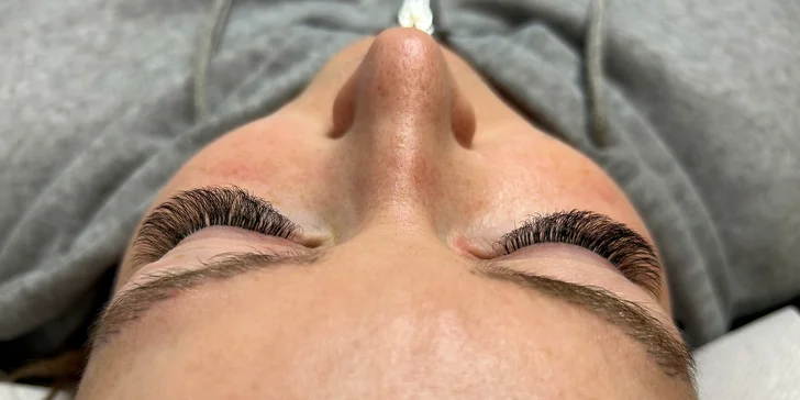 Dokonalé prodloužení řas: metoda řasa na řasu i procedura až do 8D