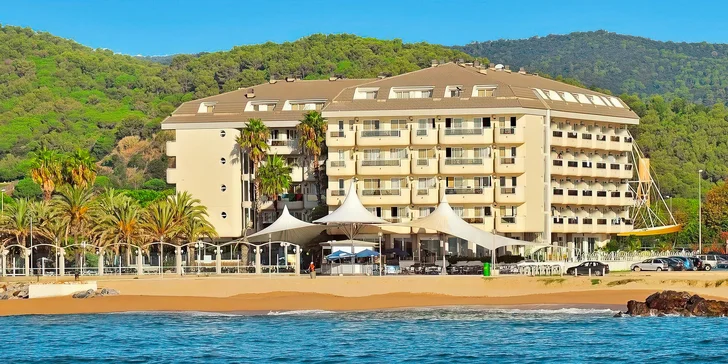 Costa Brava letecky: hotel Caprici**** přímo u pláže, bazén, polopenze i animační program
