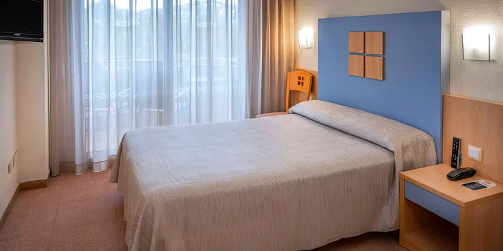 Costa Brava letecky: hotel Caprici**** přímo u pláže, bazén, polopenze i animační program