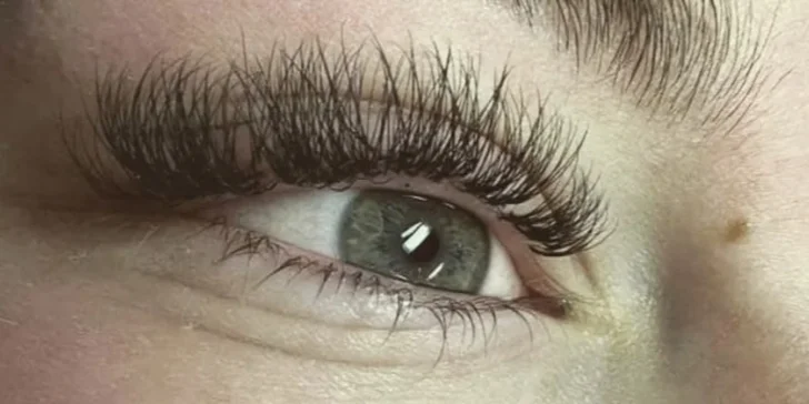 Okouzlující pohled: lash lifting a prodlužování řas v salonu v centru Liberce