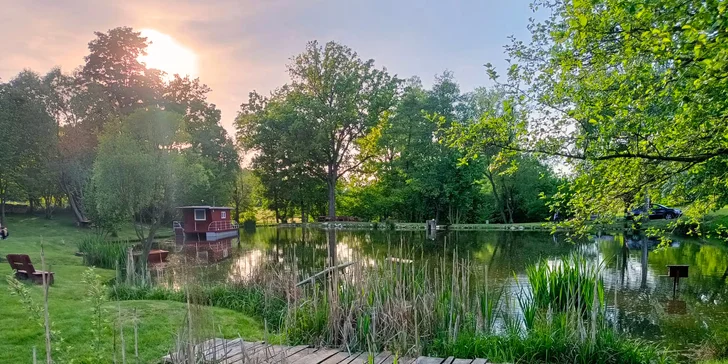 Hausbót Pohodička na rybníčku: pobyt s rybolovem i projížďkami na loďce
