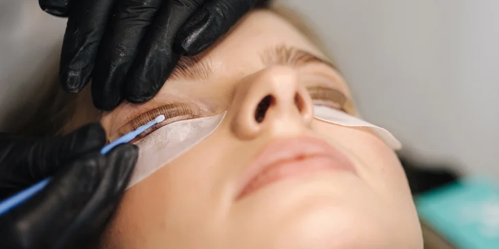 Okouzlující pohled: lash lifting a prodlužování řas v salonu v centru Liberce