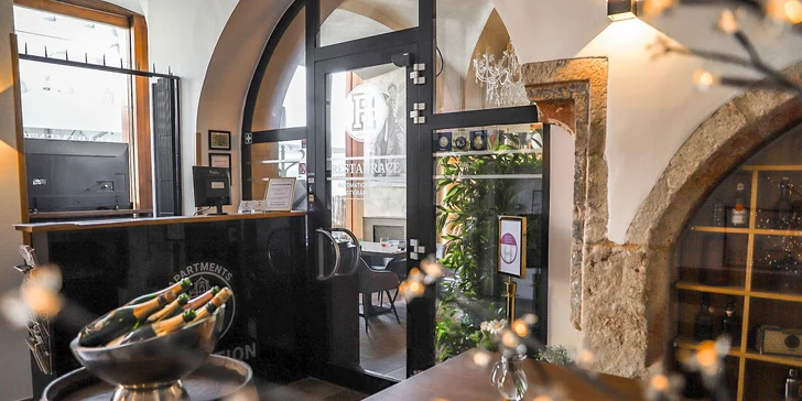 Tříchodové menu pro dva: lososový tatarák, vepřová panenka i čokoládová pěna