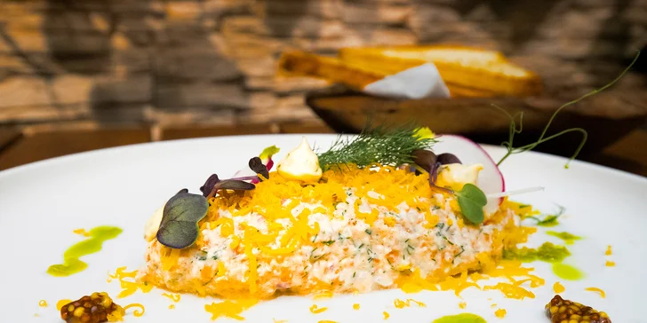 Tříchodové menu pro dva: lososový tatarák, vepřová panenka i čokoládová pěna