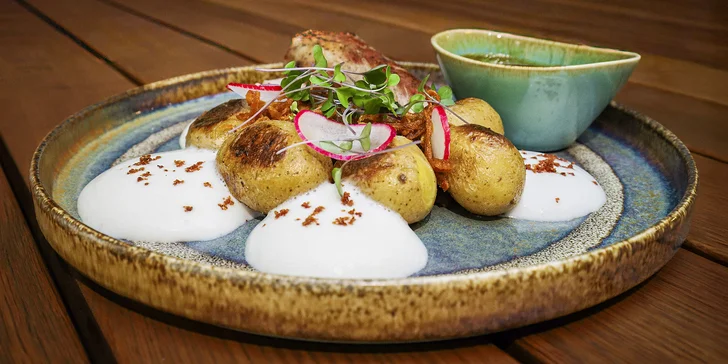 Tříchodové menu pro dva: lososový tatarák, vepřová panenka i čokoládová pěna