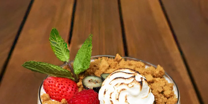 Tříchodové menu pro dva: lososový tatarák, vepřová panenka i čokoládová pěna