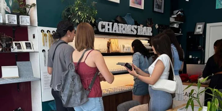 Zažijte tvorbu vlastního šperku v srdci Prahy: vyberte si náramek, náhrdelník nebo přívěsky s významem