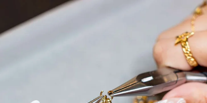 Zažijte tvorbu vlastního šperku v srdci Prahy: vyberte si náramek, náhrdelník nebo přívěsky s významem