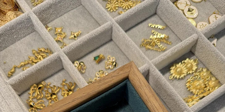 Zažijte tvorbu vlastního šperku v srdci Prahy: vyberte si náramek, náhrdelník nebo přívěsky s významem