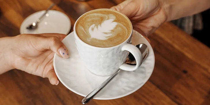 Rozmazlete se: káva nebo horká čokoláda a zákusek v kavárně RestArt