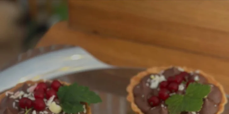 Nápoj dle výběru včetně zákusku v kavárně Francouzská 33: pro 1–4 osoby